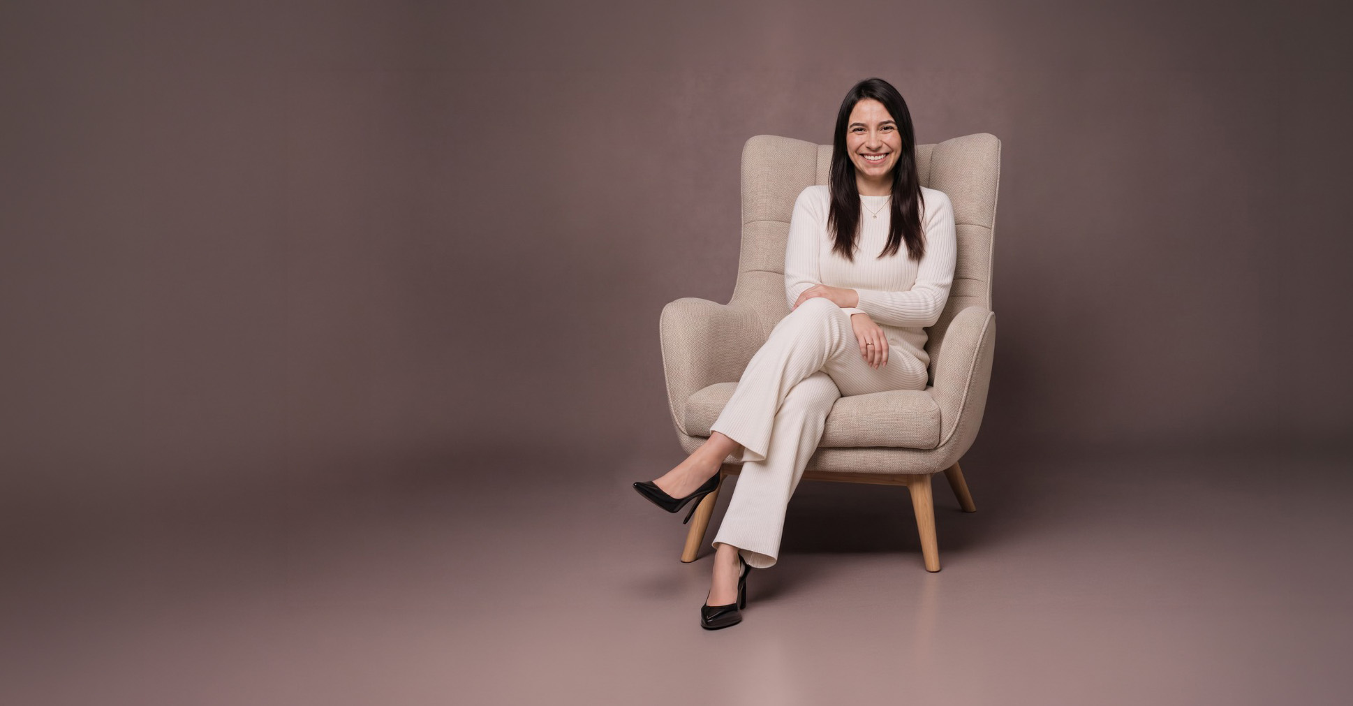 Dra. Beatriz Remor sentada em uma poltrona